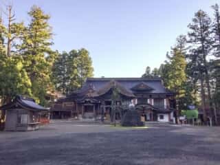 出羽三山神社 境内