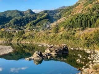 湖畔のように広がる美しい那賀川の中流