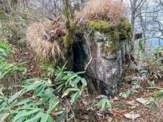 石上登山道 巨石群