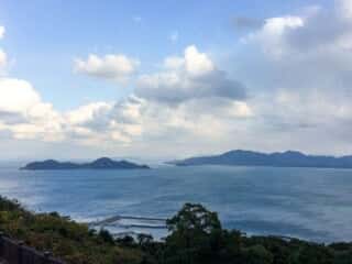 大島御獄山展望台から眺める 湯川山とその背後の足立山 皿倉山 帆立山