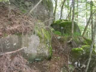 守屋山腹の巨石