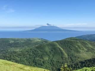 礼文島より利尻島を望む