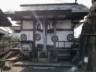 三ツ石神社　拝殿
