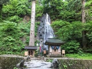 出羽三山 天然石の橋から見る 祓川神橋から見る須賀の滝