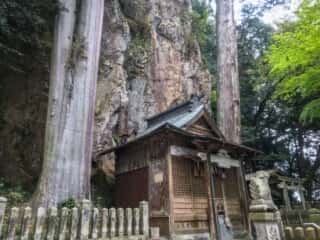 厳石神社　拝殿と磐座