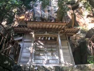 赤岩神社の拝殿と巨石