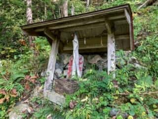 「七折の滝」の祠