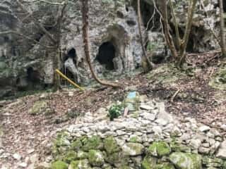 若杉山遺跡前の積石
