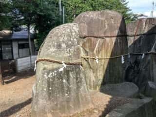 三ツ石神社の巨石