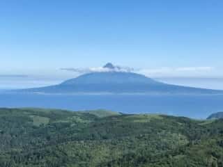 礼文島から利尻島を望む