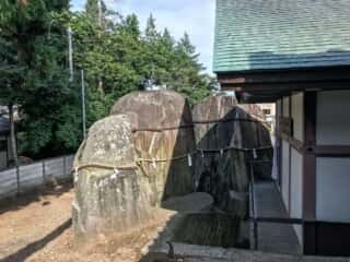 三ツ石神社の巨石