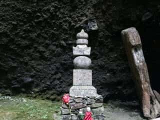 大師堂・岩屋寺逼割行場（せりわり）