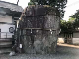 三ツ石神社の巨石