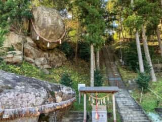 釣石神社　磐座