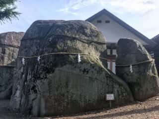 三ツ石神社の巨石