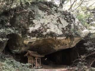 坂谷神社が祀る坂谷権現の磐座